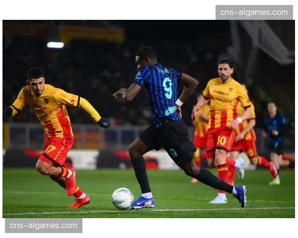 镜头聚焦：莱切后卫多古在门线前完成关键封堵后振臂高呼，激励全场球迷